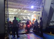 Patroli Hingga Atas Kapal, Polsek Lembar Tingkatkan Keamanan Pelabuhan Jelang Akhir Pekan