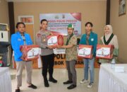 Polres Loteng Bagikan Paket Sembako Untuk Mahasiswa Dan Masyarakat.