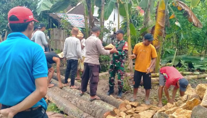 Semangat Kebersamaan di Sekotong: TNI-Polri dan Warga Gotong Royong Atasi Bencana