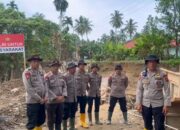 Sat Brimob Polda Sumbar Bangun Jembatan Darurat Penghubung Dua Nagari di Padang Pariaman