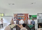 Lombok Utara – Kapolsek Bayan Polres Lombok Utara Polda NTB, IPTU I Wayan Cipta Naya,SH.,M.I.Kom. menghadiri Seminar Nasional Pencegahan Narkoba dan Pernikahan Dini dengan tema “Membangun Generasi Yang Sehat Bebas Narkoba Dan Pernikahan Dini Demi Mewujudkan Generasi Emas 2045” bertempat di SMA N 2 Bayan KLU,Jumat 31/01/2025.   “Ketua Panitia HMI, Hasbullah menyampaikan hal yang perlu kita ketahui bersama yakni, pernikahan dini dapat merugikan anak dalam beberapa aspek, seperti ekonomi, kesehatan (baik mental maupun fisik), pendidikan, serta kebebasan mereka. Menikah di bawah umur rentan terhadap kesehatan reproduksi.  Kegiatan ini bertujuan untuk memberikan pemahaman dan kesadaran masyarakat terhadap bahaya narkoba dan pernikahan dini. Rendahnya pemahaman, mengakibatkan peningkatan pesat penyalahgunaan narkoba, pernikahan dini, Bahaya narkoba, berdampak pada generasi penerus bangsa juga perlu adanya kesadaran baik anak maupun orang tua,”paparnya.  Diwaktu yang sama, Ketua Umum HMI menerangkan tujuan umum kegiatan ini dilaksanakan untuk membangun ideologi adek-adek siswa SMA 2 Bayan untuk tidak menikah dibawah umur dan tidak menggunakan narkoba. Karena kedua permasalahan ini sangat rentan untuk adik – adik, apalagi seusia ini sangat cepat terpengaruh, maka dari itu perlunya sosialisasi/seminar seperti ini untuk menumbuhkan wawasan agar tidak cepat terjerumus oleh kedua permasalahan ini.  Pernikahan dini memiliki dampak buruk bagi kesehatan reproduksi, sehingga sangat memerlukan kematangan, kedewasaan baik mental maupun fisik, dan adanya pemahaman yang siap sebelum menjalani pernikahan. Kegiatan ini dilaksanakan untuk memberikan edukasi kepada adik-adik yang berada di SMAN 2 bayan tentang upaya pencegahan penyalahgunaan narkoba terhadap generasi penerus bangsa, juga sangat ditekankan pentingnya kesadaran dan kepedulian orang tua terhadap anak. Sosialisasi ini dilakukan dengan metode pemaparan materi, diskusi dan tanya jawab,”terangnya.  Kepala Sekolah SMAN 2 Bayan Muna’am, S.Pd, mengucapkan terimakasih kepada HMI dan Undikma yang telah memilih SMAN 2 Bayan sebagai tempat melaksanakan kegiatan ini, karena kegiatan ini sangat penting untuk anak – anak didik kita sebagai calon generasi emas. Khususnya dibayan, memang pernikahan dini ini sangat sering terjadi, karena saya liat kurang selektif menggunakan hp dan kurangnya pengawasan dari orang tua.  Terkait narkoba saat ini sangat marak, saya harapkan kepada anak-anak berhati-hati dalam bergaul, selektif menggunakan medsos, agar nantinya apa yang disampaikan oleh narasumber agar diperhatikan, di tanyakan agar kalian tau apa resikonya apabila menggunakan narkoba,”jelasnya.  Kapolsek Bayan IPTU I Wayan Cipta Naya,SH , menjelaskan, ditengah kesibukan kita semua, kita bisa hadir dalam kegiatan ini dalam keadaan sehat, berkaitan dengan kegiatan ini, kami dari Kepolisian Sektor Bayan Polres Lombok Utara Polda NTB, mengapresiasi kegiatan ini, karena ini sangat penting untuk di laksanakan agar di ketahui dampak dari pernikahan dini dan bahaya narkoba oleh adek-adek kita.  Narkoba merupakan musuh bersama, karena kalau kita tidak bisa hadapi secara bersama-sama maka kita akan kalah, karena biasanya penjahat ini selangkah lebih depan, karena narkoba bukan untuk di coba-coba dampak kepada diri kita dan lingkungan kita sangat beresiko,”ujarnya.  Pesan saya untuk anak-anak generasi penerus bangsa terkait narkoba agar di jauhi dan hindari, kemudian untuk pernikahan dini sebelum memiliki penghasilan yang cukup, sebelum memiliki skill jangan coba-coba untuk menikah,” tandasnya