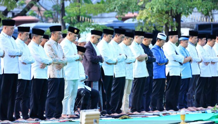 Khidmat! Ribuan Personel Polri Tunaikan Salat Idulfitri di Lapangan Bhayangkara
