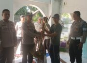 Polsek Jereweh Gotong Royong Bersihkan Masjid Jelang Memasuki Bulan Suci Ramadhan 1446 H