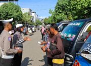 Himbauan Keselamatan Berlalu Lintas oleh Sat Lantas Polres Bima Kota Terhadap Supir Pick Up dan Pembagian Brosur Larangan Memuat Orang di Bak Terbuka