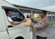 Kegiatan Ramadhan Suci, Personel Polsek KPL Tano Berbagi Berkah Paket Berbuka Puasa kepada Kru Kapal dan Pengguna Jasa Penyeberangan