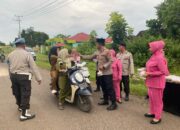 Jelang Berbuka, Polsek Empang & Polsek Labangka Bagikan Takjil Untuk Masyarakat
