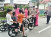 Indahnya Berbagi, Polsek Ropang Bersama Bhayangkari Bagikan Takjil Untuk Masyarakat