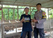 Perkuat Ketahanan Pangan, Anggota Polres Sumbawa Barat Bhabinkamtibmas Desa Sermong Berikan Bibit Bebek Petelur