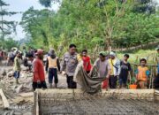 Bhabinkamtibmas Polsek Moyo Hulu Gotong Royong Perbaiki Jembatan Penghubung Desa Sempe