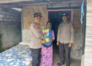 Kapolsek Sekongkang Bersama Anggota Salurkan Zakat Fitrah kepada Masyarakat yang Berhak Menerima