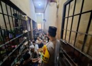 Momen Lebaran, Kapolres Loteng Ajak Tahanan Halal Bihalal.