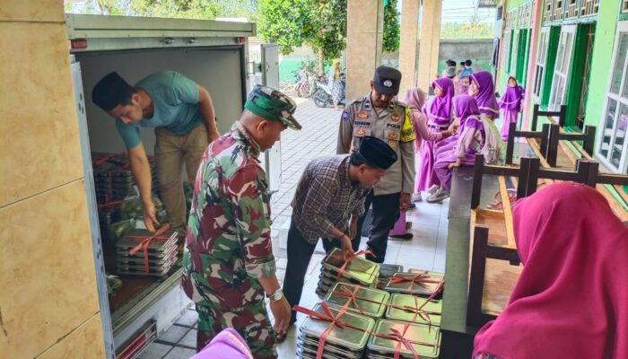 Makan Bergizi Gratis di Lembar: Pemantauan Ketat oleh Polsek Lembar dan TNI