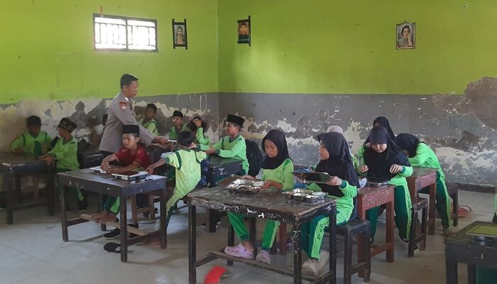 Kapolsek Lembar Pastikan Penyaluran MBG Berjalan Aman dan Lancar