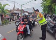 Polres Sumbawa Bagikan Ratusan Paket Takjil di Penghujung Ramadhan