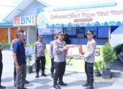 Penguatan dan Motivasi Personel di Pos Pam, Kapolres Sumbawa Barat Beri Bingkisan kepada Anggota