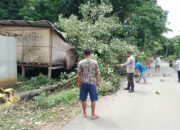 Pastikan Pengguna Jalan Aman, Bhabinkamtibmas Bersama Pemerintah dan Masyarakat Desa Seloto Gelar Gotong Royong
