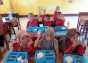 Polsek Madapangga Kawal Distribusi Makan Bergizi Gratis 3.415 Porsi Disalurkan Ke 44 Sekolah