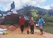 Bantu Proses Penggilingan Jagung Warga Upaya Bhabinkamtibmas Polsek Monta Sukseskan Ketahanan Pangan Nasional