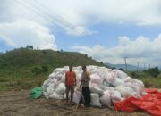 Bhabinkamtibmas Desa Riwo pantau panen jagung dalam mendukung program ketahanan pangan nasional menuju Indonesia Emas 2045