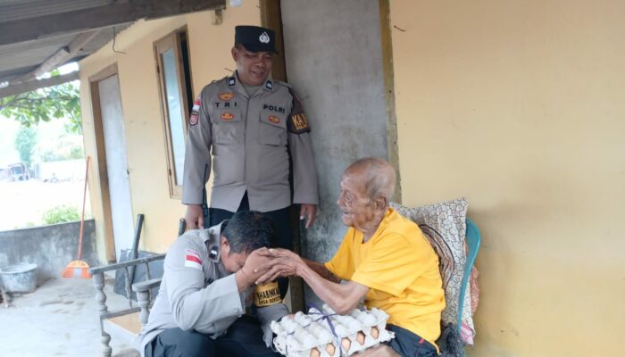 Polsek Sekotong Proaktif Salurkan Bantuan Nutrisi kepada Warga Miskin