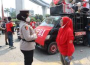 Aksi Humanis Polres Pelabuhan Tanjung Priok Bagikan Minum dan Roti Saat Buruh Rayakan May Day