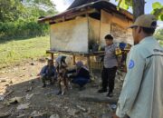 Bhabinkamtibmas Desa Sekongkang Atas Dampingi Petugas Poskeswan lakukan Vaksinasi Rabies