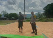 Bhabinkamtibmas Desa Riwo Pantau Panen Jagung Warga Dukung Program Ketahanan Pangan Menuju Indonesia Emas 2045