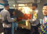 Personel Polsek Madapangga Salurkan Bantuan Bagi Dua Anak Perempuan Yang Tinggal Sebatang Kara