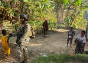 Satgas Damai Cartenz 2025 Sapa Mama Papua dan Anak-anak di Intan Jaya dalam Patroli Dialogis