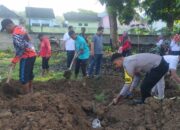 Bhabinkamtibmas Desa Manemeng Bersama Pemerintah Kecamatan Gotong Royong Membuat Kebun PKK/P2L