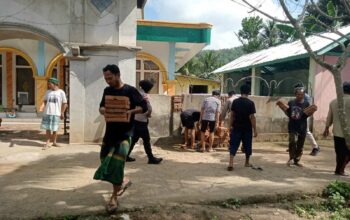 Polri Dekat Masyarakat: Polsek Sekotong Adakan Aksi Sosial di Taman Sejati