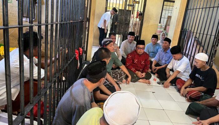 *Peringati Idul Adha, Kapolres Lombok Utara di Dampingi Ustadz Dedi Rahman Sambangi Rutan Polres