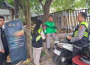 Lombok Barat, NTB – Kepolisian Resor Lombok Barat (Polres Lobar) menunjukkan komitmennya dalam menjaga kesehatan dan kesejahteraan Masyarakat. Khususnya para pengemudi ojek online (ojol), melalui kegiatan pemeriksaan kesehatan dan pemberian vitamin gratis. Inisiatif SI DOKKES Polres Lombok Barat Kapolres Lombok Barat, Polda NTB, AKBP Yasmara Harahap, S.I.K., melalui Kepala Bagian Sumber Daya Manusia (Kabag SDM), AKP Dewi Komalasari, S.H., mengatakan bahwa program pemeriksaan kesehatan gratis ini diinisiasi oleh Bidang Kedokteran dan Kesehatan (Dokkes) Polres Lombok Barat. Dengan fokus utama pada kelompok masyarakat yang memiliki mobilitas tinggi dan rentan terhadap berbagai risiko kesehatan. "Kami ingin memastikan bahwa para pengemudi ojek online, sebagai salah satu garda terdepan perekonomian digital, tetap dalam kondisi prima," ujar Kepala Bagian Sumber Daya Manusia (Kabag SDM) Polres Lombok Barat, AKP Dewi Komalasari, S.H. Kegiatan ini secara spesifik dilaksanakan pada Kamis (12/6/2025), dipusatkan di area yang mudah dijangkau oleh para pengemudi ojek online di wilayah Lombok Barat. Antusiasme terlihat dari kehadiran para peserta yang berbondong-bondong untuk memeriksakan kondisi kesehatan mereka. Manfaat Langsung bagi Pengemudi Ojek Online Dalam kegiatan ini, para pengemudi ojek online mendapatkan beragam layanan kesehatan, termasuk pemeriksaan tekanan darah, cek gula darah, serta konsultasi kesehatan singkat dengan tenaga medis dari Dokkes Polres Lombok Barat. Selain itu, mereka juga diberikan suplemen vitamin untuk menjaga daya tahan tubuh, terutama mengingat intensitas kerja yang tinggi di jalan raya. "Kami sangat terbantu dengan adanya program seperti ini. Kadang kami tidak sempat memeriksakan kesehatan karena sibuk bekerja," tutur salah satu pengemudi ojek online yang enggan disebutkan namanya. "Pemberian vitamin juga sangat bermanfaat, apalagi di musim pancaroba seperti sekarang." Target dan Dampak Positif Pada kesempatan ini, Polres Lombok Barat menargetkan setidaknya 25 orang pengemudi ojek online dapat terlayani. Angka ini diharapkan dapat terus meningkat pada kegiatan serupa di masa mendatang. AKP Dewi Komalasari menambahkan bahwa target 25 orang ini adalah awal. “Kami berharap kegiatan ini dapat menjadi agenda rutin dan menjangkau lebih banyak lapisan masyarakat di kemudian hari,” imbuhnya. Inisiatif seperti ini tidak hanya mencerminkan peran kepolisian dalam menjaga keamanan dan ketertiban, tetapi juga menunjukkan kepedulian terhadap aspek kesehatan dan kesejahteraan sosial. Dengan kondisi fisik yang prima, para pengemudi ojek online diharapkan dapat menjalankan profesi mereka dengan lebih optimal, yang pada akhirnya akan berdampak positif pada stabilitas ekonomi lokal. Komitmen Polres Lombok Barat untuk Masyarakat Kegiatan bakti kesehatan ini merupakan salah satu dari sekian banyak program sosial yang digalakkan oleh Polres Lombok Barat. Komitmen untuk selalu hadir dan memberikan pelayanan terbaik kepada masyarakat adalah pijakan utama. Melalui program SI DOKKES, Polres Lombok Barat berharap dapat terus berkontribusi dalam menciptakan masyarakat yang sehat dan produktif. "Ini adalah wujud nyata kepedulian kami terhadap masyarakat. Kami ingin Polri tidak hanya dilihat sebagai penegak hukum, tetapi juga sebagai sahabat masyarakat yang peduli terhadap kesejahteraan mereka," pungkas AKP Dewi Komalasari. Dengan berlanjutnya program-program kemanusiaan seperti ini, diharapkan sinergi antara kepolisian dan masyarakat dapat semakin erat. Menciptakan lingkungan yang lebih aman, sehat, dan sejahtera bagi seluruh warga Lombok Barat.