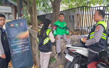 Lombok Barat, NTB – Kepolisian Resor Lombok Barat (Polres Lobar) menunjukkan komitmennya dalam menjaga kesehatan dan kesejahteraan Masyarakat. Khususnya para pengemudi ojek online (ojol), melalui kegiatan pemeriksaan kesehatan dan pemberian vitamin gratis. Inisiatif SI DOKKES Polres Lombok Barat Kapolres Lombok Barat, Polda NTB, AKBP Yasmara Harahap, S.I.K., melalui Kepala Bagian Sumber Daya Manusia (Kabag SDM), AKP Dewi Komalasari, S.H., mengatakan bahwa program pemeriksaan kesehatan gratis ini diinisiasi oleh Bidang Kedokteran dan Kesehatan (Dokkes) Polres Lombok Barat. Dengan fokus utama pada kelompok masyarakat yang memiliki mobilitas tinggi dan rentan terhadap berbagai risiko kesehatan. "Kami ingin memastikan bahwa para pengemudi ojek online, sebagai salah satu garda terdepan perekonomian digital, tetap dalam kondisi prima," ujar Kepala Bagian Sumber Daya Manusia (Kabag SDM) Polres Lombok Barat, AKP Dewi Komalasari, S.H. Kegiatan ini secara spesifik dilaksanakan pada Kamis (12/6/2025), dipusatkan di area yang mudah dijangkau oleh para pengemudi ojek online di wilayah Lombok Barat. Antusiasme terlihat dari kehadiran para peserta yang berbondong-bondong untuk memeriksakan kondisi kesehatan mereka. Manfaat Langsung bagi Pengemudi Ojek Online Dalam kegiatan ini, para pengemudi ojek online mendapatkan beragam layanan kesehatan, termasuk pemeriksaan tekanan darah, cek gula darah, serta konsultasi kesehatan singkat dengan tenaga medis dari Dokkes Polres Lombok Barat. Selain itu, mereka juga diberikan suplemen vitamin untuk menjaga daya tahan tubuh, terutama mengingat intensitas kerja yang tinggi di jalan raya. "Kami sangat terbantu dengan adanya program seperti ini. Kadang kami tidak sempat memeriksakan kesehatan karena sibuk bekerja," tutur salah satu pengemudi ojek online yang enggan disebutkan namanya. "Pemberian vitamin juga sangat bermanfaat, apalagi di musim pancaroba seperti sekarang." Target dan Dampak Positif Pada kesempatan ini, Polres Lombok Barat menargetkan setidaknya 25 orang pengemudi ojek online dapat terlayani. Angka ini diharapkan dapat terus meningkat pada kegiatan serupa di masa mendatang. AKP Dewi Komalasari menambahkan bahwa target 25 orang ini adalah awal. “Kami berharap kegiatan ini dapat menjadi agenda rutin dan menjangkau lebih banyak lapisan masyarakat di kemudian hari,” imbuhnya. Inisiatif seperti ini tidak hanya mencerminkan peran kepolisian dalam menjaga keamanan dan ketertiban, tetapi juga menunjukkan kepedulian terhadap aspek kesehatan dan kesejahteraan sosial. Dengan kondisi fisik yang prima, para pengemudi ojek online diharapkan dapat menjalankan profesi mereka dengan lebih optimal, yang pada akhirnya akan berdampak positif pada stabilitas ekonomi lokal. Komitmen Polres Lombok Barat untuk Masyarakat Kegiatan bakti kesehatan ini merupakan salah satu dari sekian banyak program sosial yang digalakkan oleh Polres Lombok Barat. Komitmen untuk selalu hadir dan memberikan pelayanan terbaik kepada masyarakat adalah pijakan utama. Melalui program SI DOKKES, Polres Lombok Barat berharap dapat terus berkontribusi dalam menciptakan masyarakat yang sehat dan produktif. "Ini adalah wujud nyata kepedulian kami terhadap masyarakat. Kami ingin Polri tidak hanya dilihat sebagai penegak hukum, tetapi juga sebagai sahabat masyarakat yang peduli terhadap kesejahteraan mereka," pungkas AKP Dewi Komalasari. Dengan berlanjutnya program-program kemanusiaan seperti ini, diharapkan sinergi antara kepolisian dan masyarakat dapat semakin erat. Menciptakan lingkungan yang lebih aman, sehat, dan sejahtera bagi seluruh warga Lombok Barat.