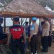 Lombok Barat, NTB – Kepolisian Sektor Sekotong, Polres Lombok Barat, Polda NTB, terus menunjukkan komitmennya dalam menjaga stabilitas keamanan dan ketertiban masyarakat (kamtibmas). Upaya ini diwujudkan melalui giat patroli rutin yang menyasar obyek vital dan obyek wisata, salah satunya Pantai Kemos di Desa Sekotong Barat. Kegiatan ini bertujuan utama untuk mengantisipasi tindak kriminalitas 3C (Curas, Curat, Curanmor) serta berbagai potensi gangguan kamtibmas lainnya. Patroli Rutin Demi Rasa Aman Pengunjung dan Pengelola Wisata Pada Senin, 2 Juni 2025, sekitar pukul 12.30 WITA hingga selesai, Personel Polsek Sekotong melaksanakan patroli intensif di Pantai Kemos yang menjadi salah satu destinasi favorit di wilayah Sekotong menjadi fokus utama kegiatan ini, Senin (2/6/2025). Kapolres Lombok Barat, Polda NTB, AKBP Yasmara Harahap, S.I.K., melalui Kapolsek Sekotong Iptu I Ketut Suriarta, S.H., M.I.Kom., menegaskan bahwa selain pengawasan terhadap potensi tindak kejahatan, patroli juga difokuskan untuk memberikan rasa aman dan nyaman bagi masyarakat serta para pengelola obyek wisata. "Kami secara rutin melaksanakan patroli di obyek vital dan obyek wisata. Ini adalah bentuk kehadiran polisi di tengah masyarakat, memastikan bahwa mereka dapat beraktivitas dengan tenang dan aman," ujar Iptu I Ketut Suriarta, S.H., M.I.Kom., saat ditemui secara terpisah. Kapolsek menambahkan bahwa kegiatan ini bukan hanya sekadar patroli fisik, tetapi juga sebagai sarana komunikasi dua arah antara kepolisian dan masyarakat. Edukasi dan Himbauan untuk Kewaspadaan Bersama Dalam pelaksanaannya, personel Polsek Sekotong tidak hanya melakukan pengawasan, tetapi juga aktif memberikan himbauan kepada masyarakat dan pengelola obyek wisata Pantai Kemos. Himbauan tersebut mencakup pentingnya untuk selalu waspada terhadap lingkungan sekitar dan mewaspadai perubahan cuaca ekstrem yang dapat terjadi kapan saja. Hal ini mengingat wilayah Sekotong yang juga rentan terhadap dampak cuaca tak menentu, khususnya bagi aktivitas di area pantai. "Kami mengingatkan kepada seluruh masyarakat, khususnya pengelola dan pengunjung Pantai Kemos, untuk selalu meningkatkan kewaspadaan. Perhatikan barang bawaan, dan jangan ragu untuk melapor jika melihat hal-hal yang mencurigakan," jelasnya. Selain itu, kolaborasi dan sinergi dengan aparat kepolisian juga terus digalakkan guna menciptakan sitkamtibmas yang benar-benar kondusif. "Keamanan adalah tanggung jawab kita bersama," tegasnya. Respon Positif dari Masyarakat Kehadiran personel kepolisian di lokasi obyek wisata Pantai Kemos secara langsung dirasakan manfaatnya oleh masyarakat. Banyak yang menyambut baik kegiatan patroli ini karena dapat memberikan rasa aman dan nyaman, terutama di tengah potensi keramaian dan peningkatan aktivitas wisata. "Kami sangat senang dengan adanya patroli dari polisi. Rasanya lebih tenang kalau ada bapak-bapak polisi yang berpatroli di sini, apalagi ini kan tempat wisata, jadi bisa mencegah hal-hal yang tidak diinginkan," ungkap salah seorang pengelola warung di Pantai Kemos yang enggan disebutkan namanya. Respon positif ini menjadi indikasi keberhasilan Polsek Sekotong dalam membangun kepercayaan dan kemitraan dengan masyarakat.