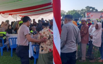 Warga Labuapi Terima Layanan Kesehatan dan Bansos Gratis dari Polri