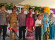 Bhabinkamtibmas Hadiri Pelepasan Siswa SDN Seran, Wujud Kedekatan Polri dengan Dunia Pendidikan