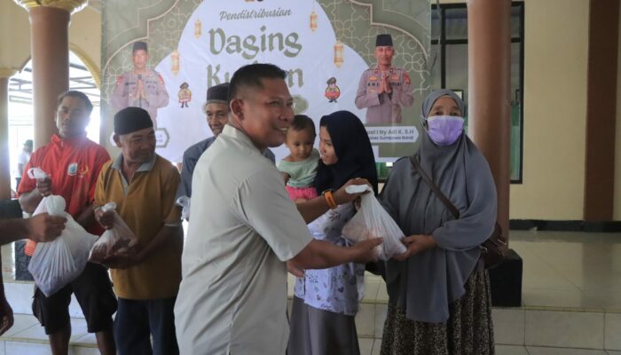 Kapolres Sumbawa Barat Secara Simbolis Bagikan Daging Kurban kepada Masyarakat