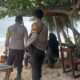 Anggota Piket Polsek Taliwang Laksanakan Patroli Wisata di Pantai Kertasari, Wujudkan Kamtibmas yang Kondusif