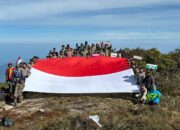 Tim Ekspedisi Hari Brhayangkara Bentangkan Bendera Merah Putih di Puncak Gunung Leuse