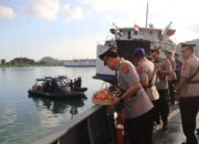 Khidmat Upacara Tabur Bunga Bhayangkara di Perairan Labuan Tereng
