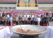 Kapolda NTB Duduk Lesehan Bareng Siswa, Cicipi Menu MBG di Polres Lombok Tengah