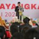 Lombok Barat, NTB – Kepolisian Republik Indonesia (Polri) merayakan ulang tahunnya yang ke-79 pada 1 Juli 2025. Di Lombok Barat, peringatan Hari Bhayangkara kali ini selain dengan menggelar upacara, juga ditandai dengan acara tasyakuran yang penuh makna. Menegaskan kembali komitmen Polri untuk terus meningkatkan kualitas pelayanan kepada masyarakat. Pada Selasa (1/7/2025), suasana di bencingah kantor Bupati Lombok Barat tampak semarak dengan kehadiran para pejabat dan tokoh masyarakat. Acara Tasyakuran Hari Bhayangkara ke-79 ini digelar di Jalan Soekarno-Hatta, Kelurahan Dasan Geres, Kecamatan Gerung, Kabupaten Lombok Barat, menjadi momentum penting. Untuk mempererat sinergitas antara Polri, TNI, pemerintah daerah, dan seluruh elemen masyarakat. Meningkatkan Pelayanan dan Memperkuat Sinergi Dalam sambutannya yang penuh semangat, Kapolres Lombok Barat, AKBP Yasmara Harahap, S.I.K., menyampaikan bahwa Hari Bhayangkara ke-79 mengusung tema ‘Polri untuk Masyarakat’. Menurutnya, tema ini bukan sekadar slogan, melainkan sebuah amanah untuk terus berbenah. "Dalam rangka Hari Bhayangkara ke-79 tahun 2025 dengan tema Polri Untuk Masyarakat, tentunya kita harus meningkatkan kualitas diri sebagai insan Bhayangkara. Untuk melaksanakan pelayanan maksimal kepada masyarakat," ujar AKBP Yasmara. Ia menekankan pentingnya introspeksi diri dan peningkatan kinerja untuk memberikan pelayanan terbaik. "Polri tegak berdiri dan berkomitmen untuk menjadi lebih modern dan terpercaya," tambahnya. Menurut Kapolres, semua upaya ini bertujuan utama untuk menjaga stabilitas keamanan dan ketertiban masyarakat (kamtibmas) di Provinsi NTB agar tetap kondusif. Ia juga menjelaskan bahwa rangkaian kegiatan dalam rangka Hari Bhayangkara di Polres Lombok Barat sudah dimulai sejak awal Juni. Dengan berbagai kegiatan yang menyentuh langsung masyarakat. AKBP Yasmara Harahap juga menyampaikan rasa terima kasihnya kepada semua pihak yang telah mendukung tugas-tugas Polri. "Terima kasih kepada Bapak Bupati yang telah mendukung tugas-tugas kamtibmas. Tidak mungkin kami berjalan sendiri tanpa dukungan dari Pemda dan seluruh elemen masyarakat," tegasnya. Kolaborasi Pemerintah dan Polri untuk Pelayanan Optimal Senada dengan Kapolres, Bupati Lombok Barat, H. Lalu Ahmad Zaini, S. Si., M.T., juga memberikan apresiasi setinggi-tingginya kepada jajaran kepolisian. Dalam pernyataannya, Bupati mengucapkan selamat Hari Bhayangkara dan menekankan pentingnya sinergi antara pemerintah daerah dan Polri. "Atas nama Pemerintah Kabupaten Lombok Barat, kami menyampaikan dirgahayu Kepolisian," kata Bupati Lalu Ahmad Zaini. "Sinergitas dan kolaborasi akan terus kita tingkatkan agar pelayanan kepada masyarakat akan terus dapat dioptimalkan,” imbuhnya. Pernyataan ini menunjukkan komitmen kuat dari pemerintah daerah untuk terus bekerja sama dengan Polri demi kesejahteraan dan keamanan masyarakat Lombok Barat. Momen Kebersamaan dan Apresiasi Setelah sambutan, acara dilanjutkan dengan momen simbolis pemotongan kue dan tumpeng. Kapolres Lombok Barat bersama Ibu Ketua Bhayangkari, Bupati Lombok Barat, perwakilan Dandim 1606, Wakil Bupati, Sekda, dan Ketua DPRD secara bersama-sama melakukan pemotongan tumpeng, melambangkan kebersamaan dan rasa syukur. Kemeriahan acara juga terasa saat pembacaan dan penyerahan hadiah bagi para pemenang lomba-lomba yang diselenggarakan dalam rangka memeriahkan Hari Bhayangkara ke-79. Berbagai lomba tersebut tidak hanya menjadi ajang silaturahmi, tetapi juga menunjukkan partisipasi aktif masyarakat dalam perayaan hari jadi korps Bhayangkara. Peringatan Hari Bhayangkara ke-79 ini menjadi momentum refleksi bagi seluruh jajaran Polres Lombok Barat untuk terus berbenah dan meningkatkan kualitas diri. Turut hadir pula dalam acara ini, Ketua Cabang Bhayangkari Lombok Barat, Ny. Citra Yasmara, bersama jajaran pengurus. Serta perwakilan dari Kodim 1606 Mataram, Letkol Inf. Abdul Haris S.H. M.H. Selain itu, hadir pula Wakil Bupati Lombok Barat, Hj. Nurul Adha, S.THI, Sekda Kabupaten Lombok Barat, H. Ilham S.Pd M.Pd., Ketua DPRD Kabupaten Lombok Barat, Lalu Ivan Indaryadi, serta perwakilan dari Pengadilan Negeri Mataram dan Kejaksaan Negeri Mataram. Kehadiran para pimpinan OPD, tokoh agama, tokoh masyarakat, dan tokoh adat menunjukkan soliditas dukungan terhadap tugas-tugas kepolisian.