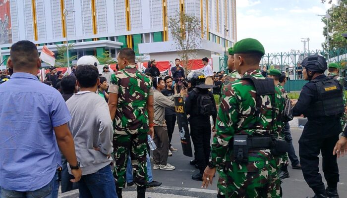 TNI dan Babinsa Kendalikan Massa Demo DPRD NTB