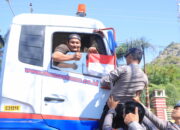 Polres Sumbawa Barat Bagikan Bendera Merah Putih, Perkuat Semangat Nasionalisme di tengah Masyarakat.