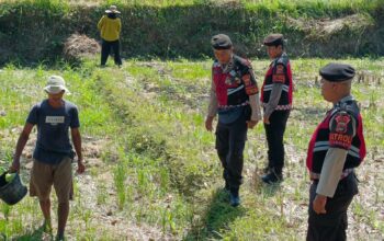Polres Lombok Barat Dukung Ketahanan Pangan Lewat Patroli Humanis di Desa Kuripan