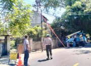Polsek Lembar Amankan Pemangkasan Pohon di Dusun Batu Samban