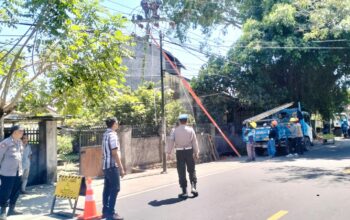 Polsek Lembar Amankan Pemangkasan Pohon di Dusun Batu Samban