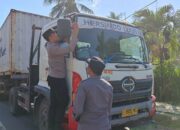 Polsek Pelabuhan Lembar Bagikan Bendera Merah Putih kepada Sopir Truk Sambut HUT RI ke-80