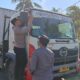 Polsek Pelabuhan Lembar Bagikan Bendera Merah Putih kepada Sopir Truk Sambut HUT RI ke-80